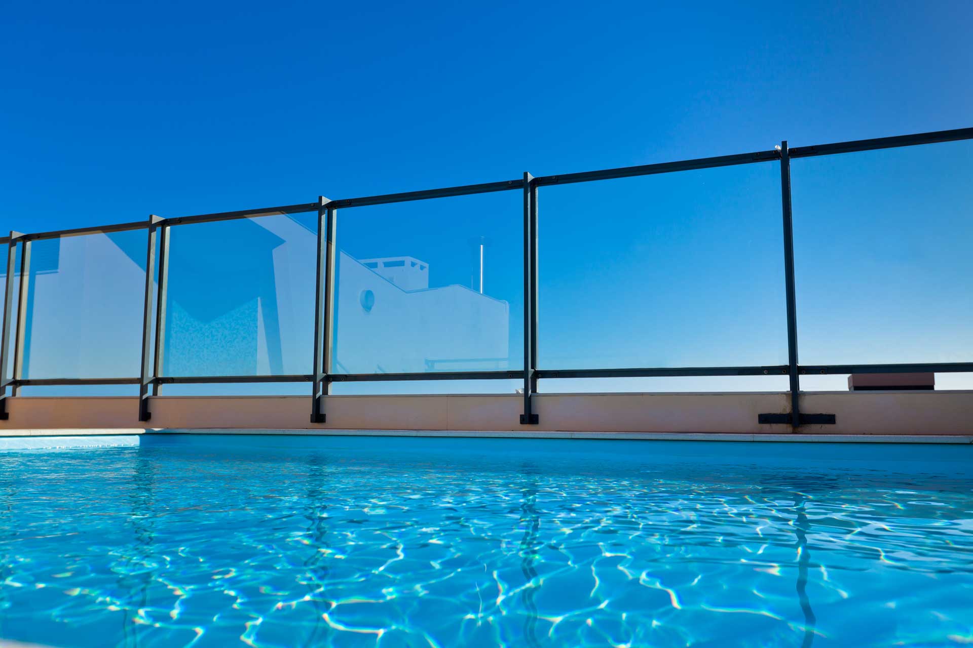 Glass-balustrade-blue-pool